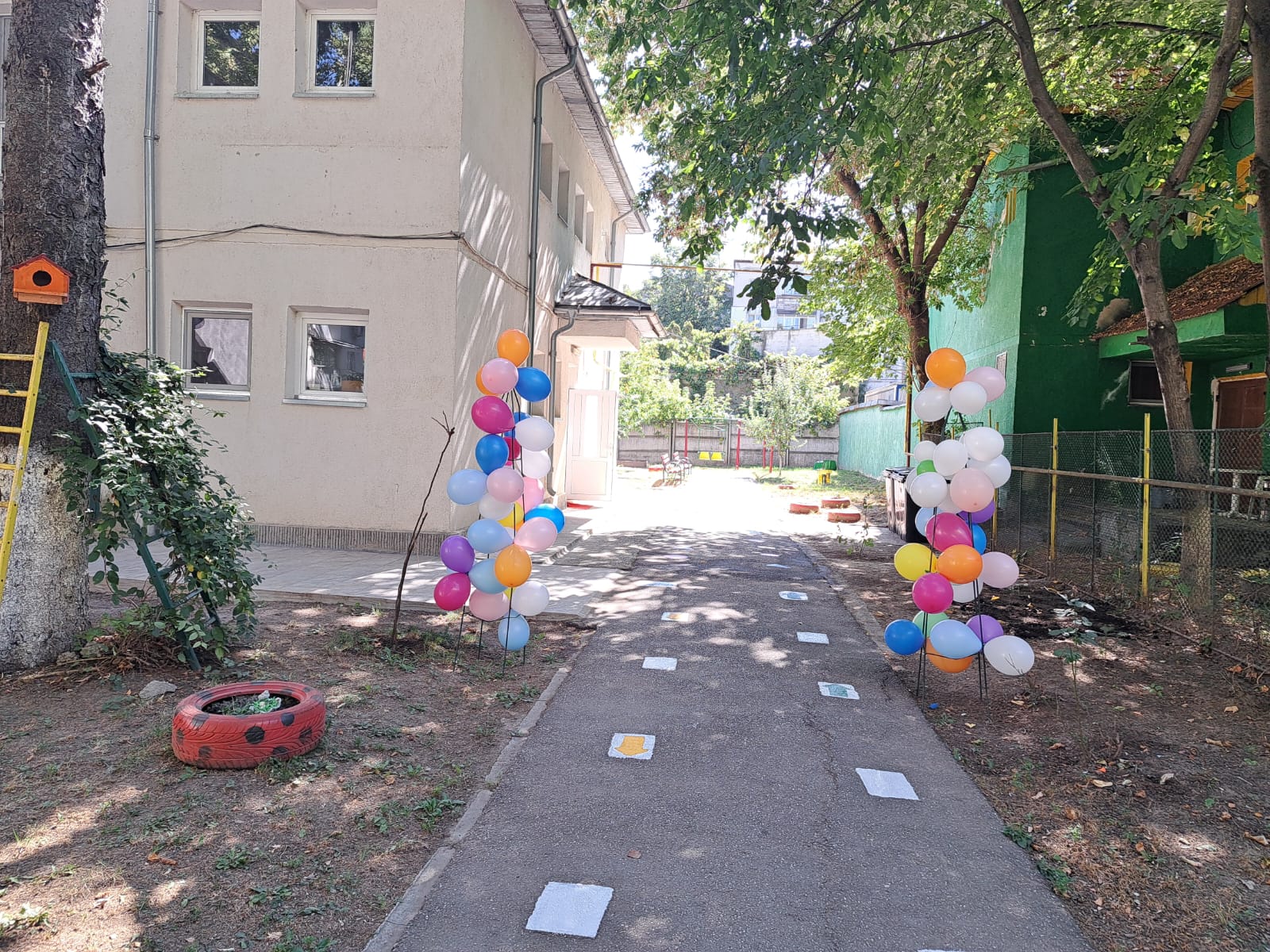 Intrarea în incinta Grădiniței, cu baloane în stânga și în dreapta