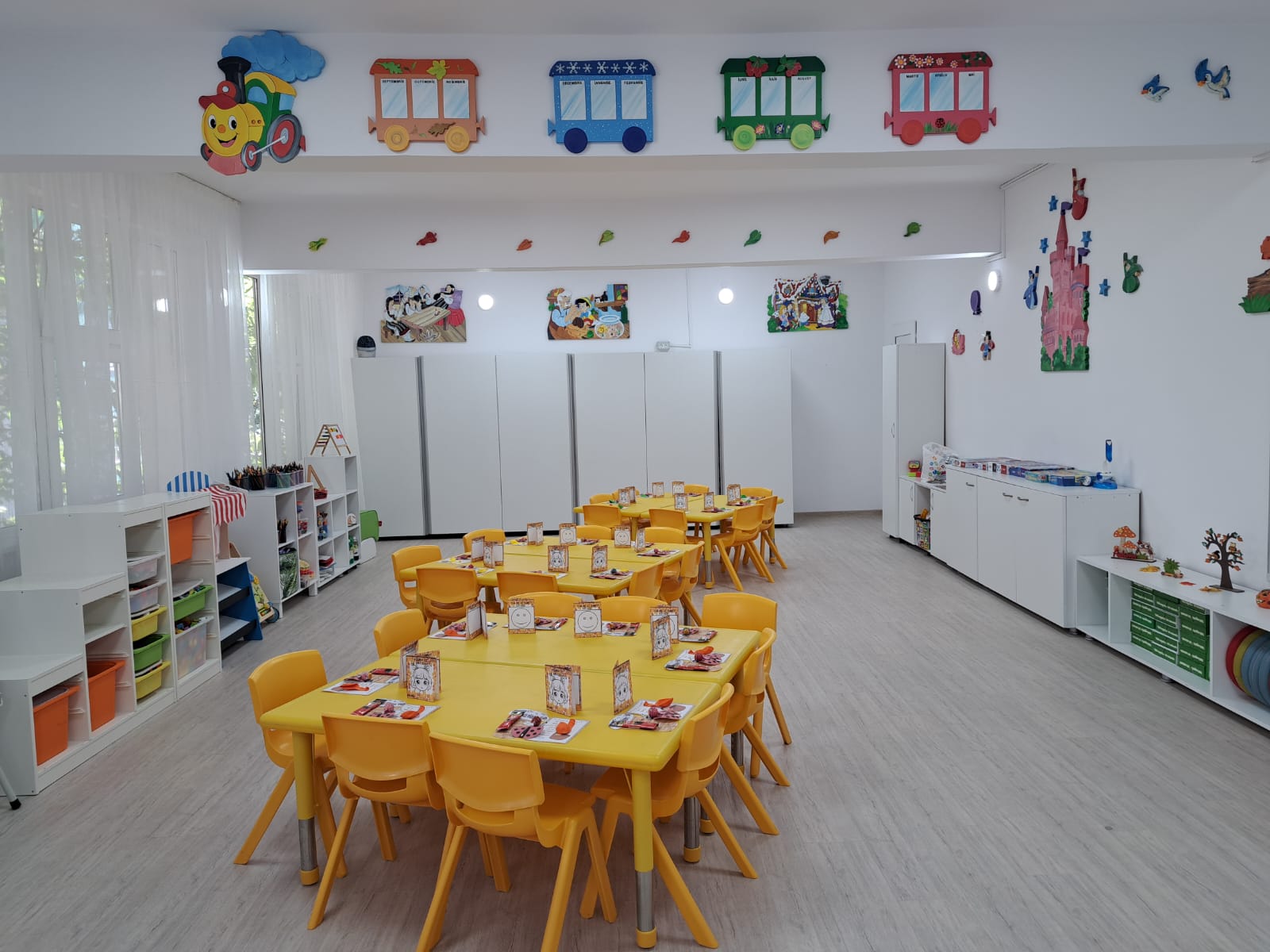 Sala pregătită pentru preșcolari la începutul anului școlar