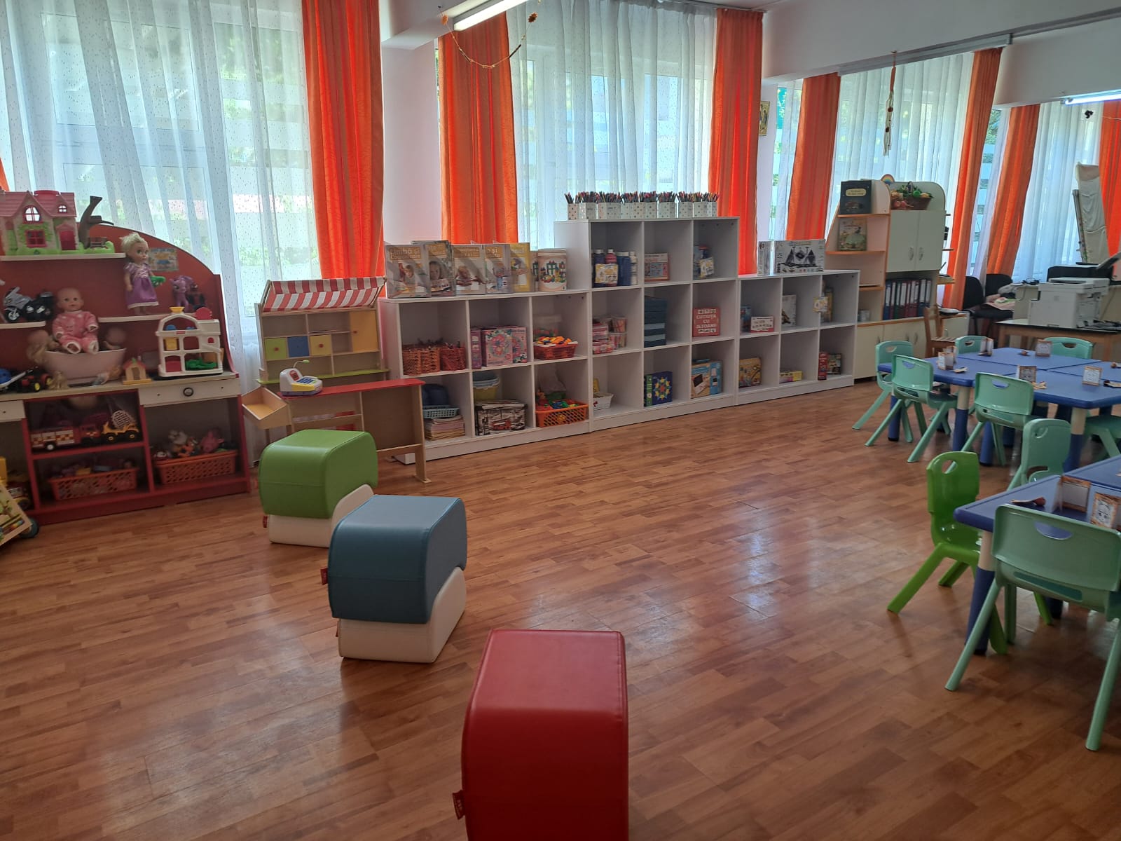 mobilier în sala unde preșcolarii sunt educați