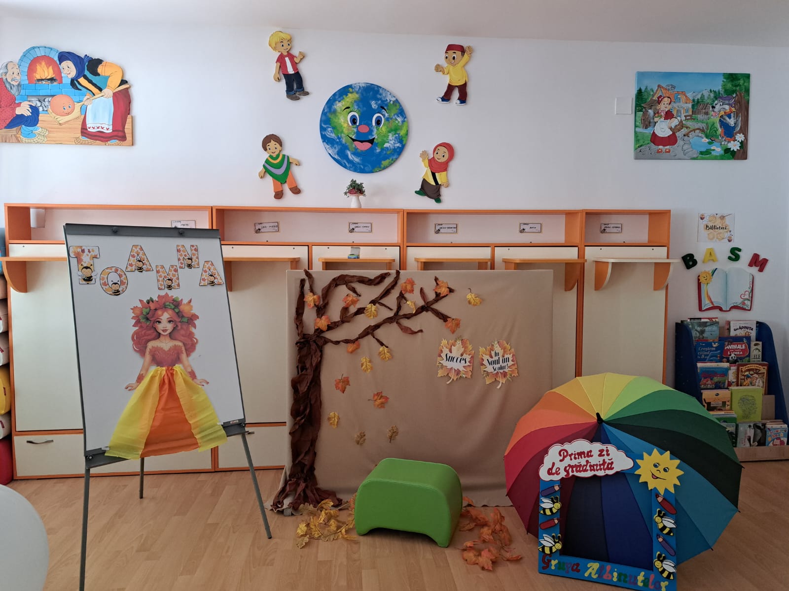 Decor de toamnă în sală unei grupe de preșcolari